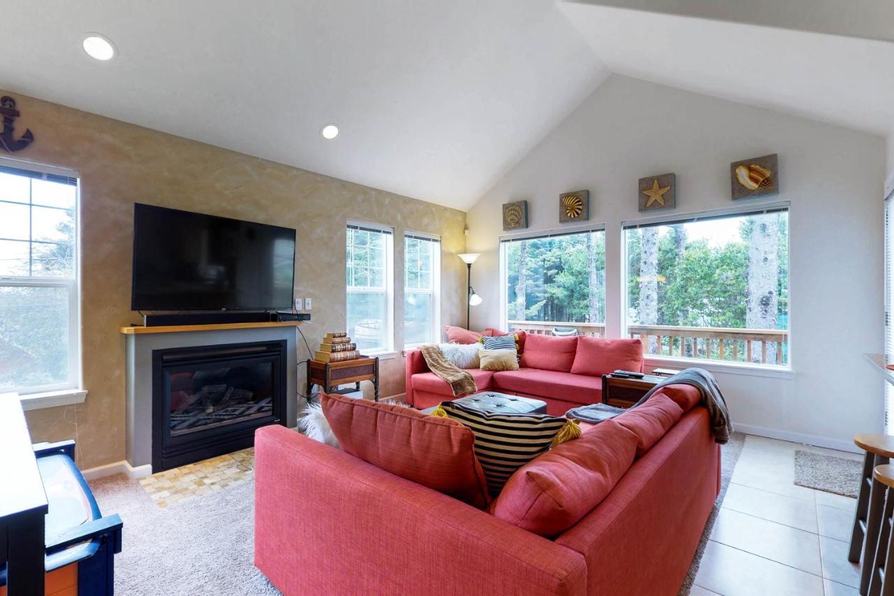 Beach House With A Park Lincoln City Exterior foto
